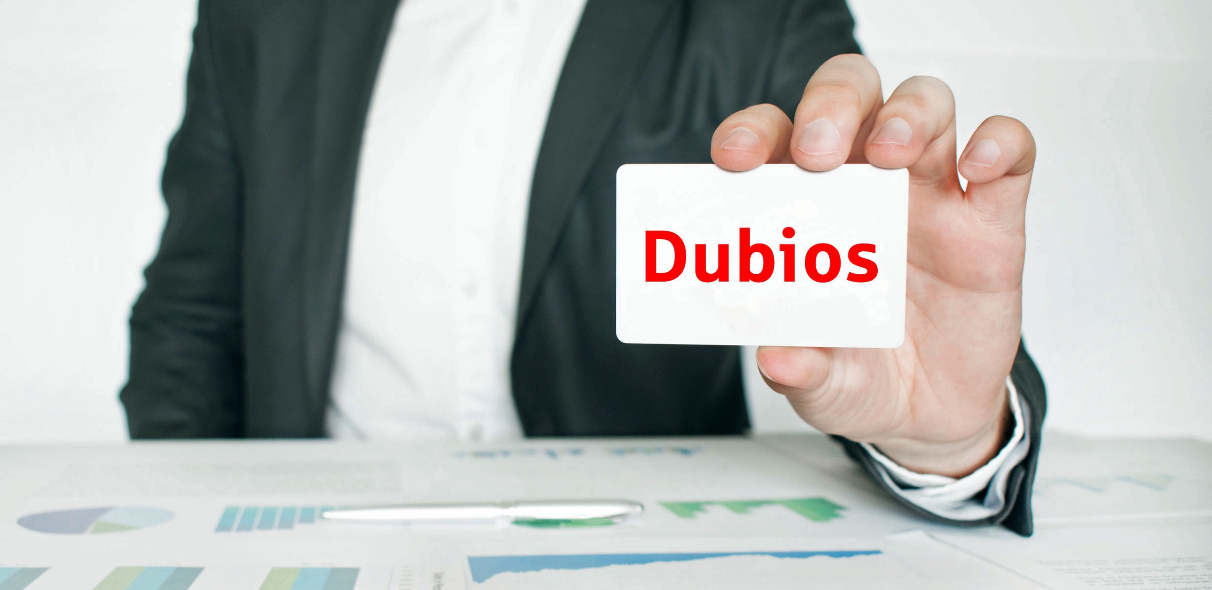 Mann im Anzug zeigt Karte mit Wort Dubios