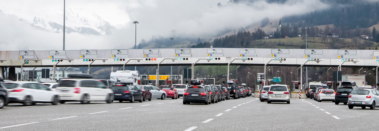 Autos vor einer Mautstation