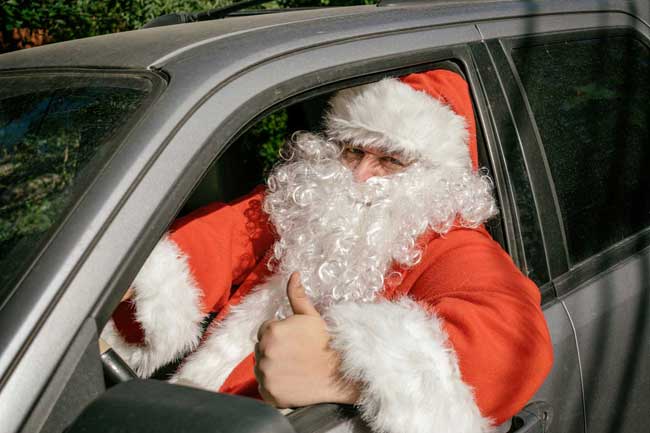 Weihnachtsmann fährt Auto