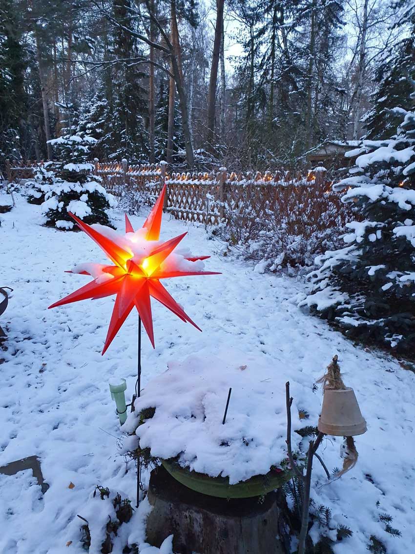 roter leuchtender Stern steht im Wintergarten