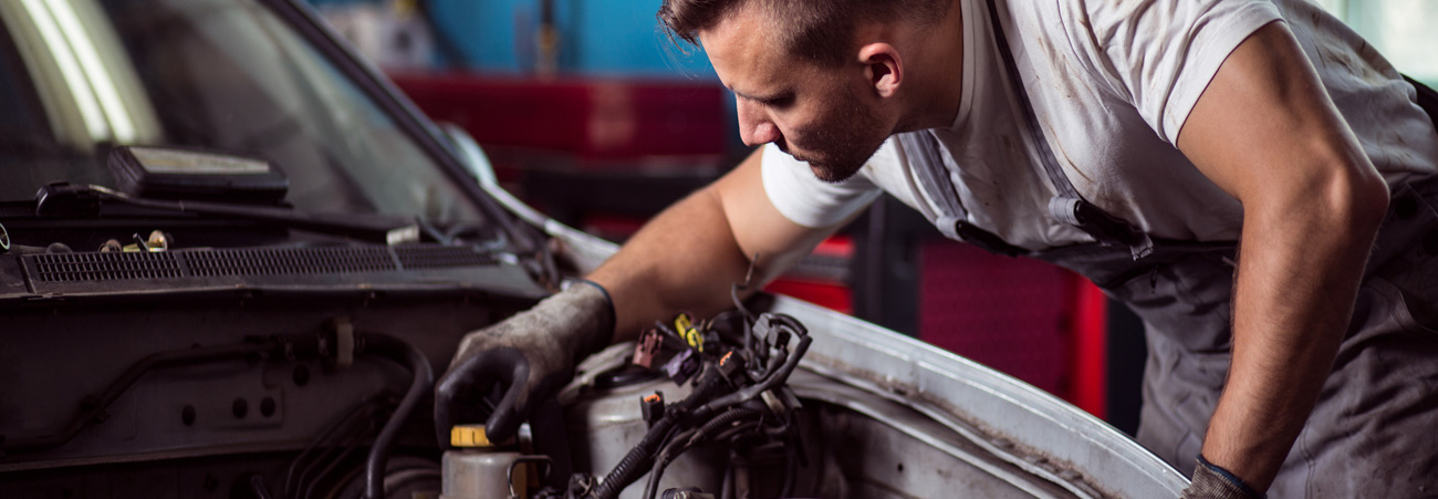 Kfz-Handwerker repariert Motor eines Autos.