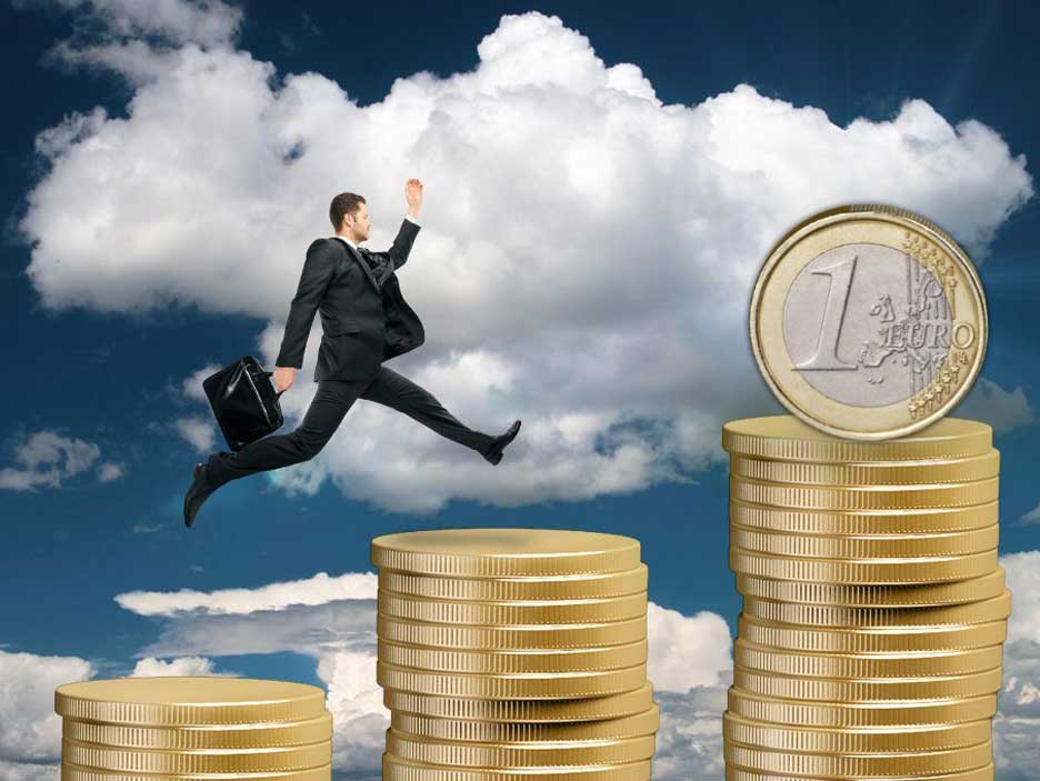 Mann springt über unterschiedlich hohe Münzstapel