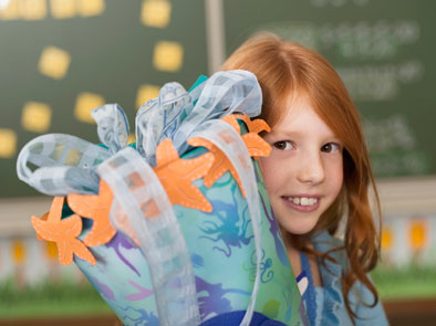 Mädchen trägt große Schultüte