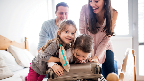 Junge Familie beim Kofferpacken