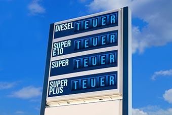 Tankstelle als Preis für Kraftstoffe steht das Wort teuer
