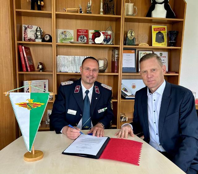 Langjährige Sponsoringspartnerschaft zwischen dem Landesfeuerwehrverband Sachsen e.V. hier Präsident Gunnar Ullmann und der Sparkassen-Versicherung Sachsen hier Mitglied des Vorstandes Dr. Mirko Mehnert.