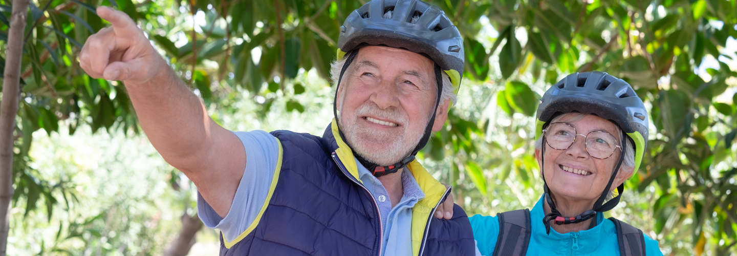 Älteres Ehepaar ist mit dem Fahrrad unterwegs. 