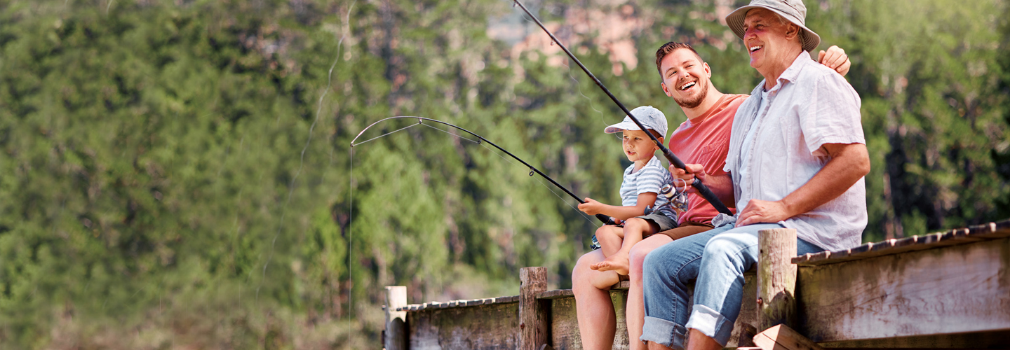 Opa, Vater und Sohn angeln gemeinsam.