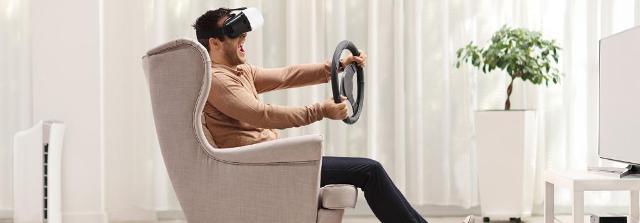 Mann fährt in Virtual Reality ein Auto.