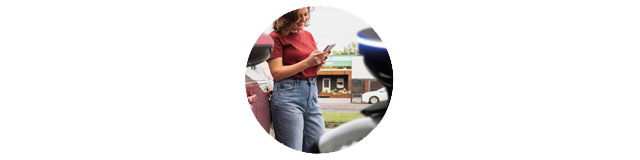 Junge frau schaut auf Smartphone