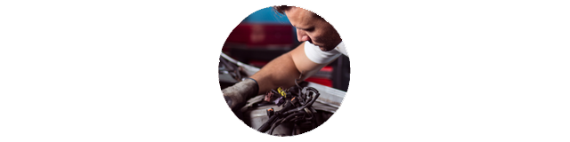 Mann repariert Automotor