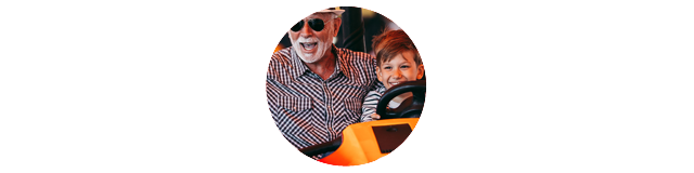 Opa und Enkel fahren Autoscooter.