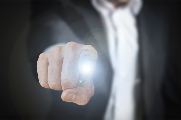 Faust mit ausgestrecktem Zeigefinger