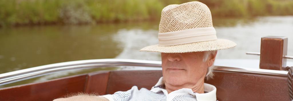 Mann mit Strohhut im Boot
