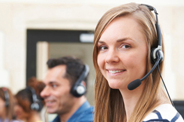 Junge Frau mit Headset