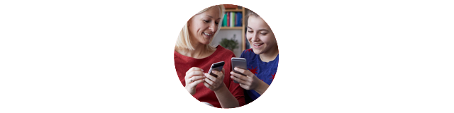 Mutter und Tochter schauen auf ihre Smartphones