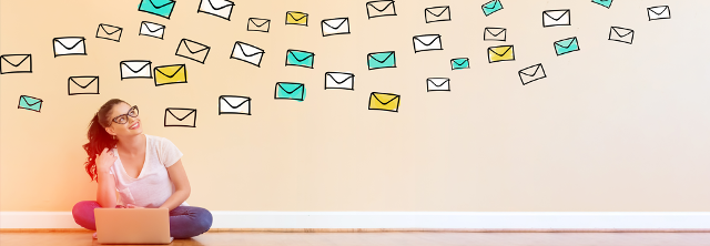 Junger Frau sitzt vor Wand mit vielen bunten Zetteln